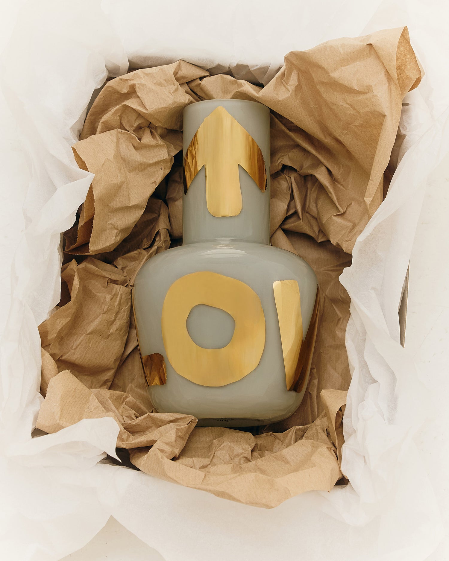 Unnamed Baby váza by Artisème x QUBUS in šedomodrá with golden accents, elegantly packaged.