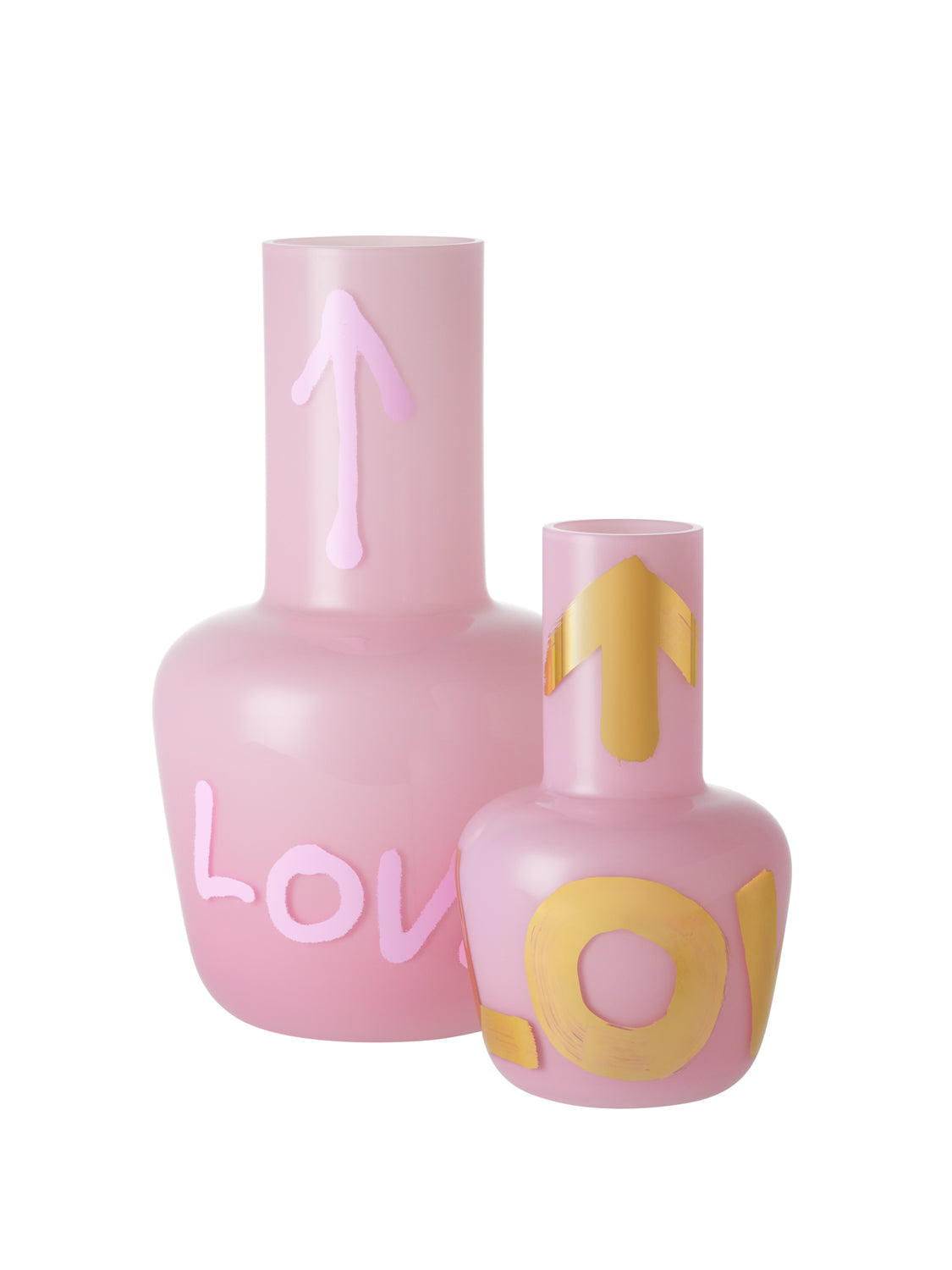Růžové skleněné vázy s ručně psaným zlatým nápisem LOVE, limitovaná edice Artisème x QUBUS.
