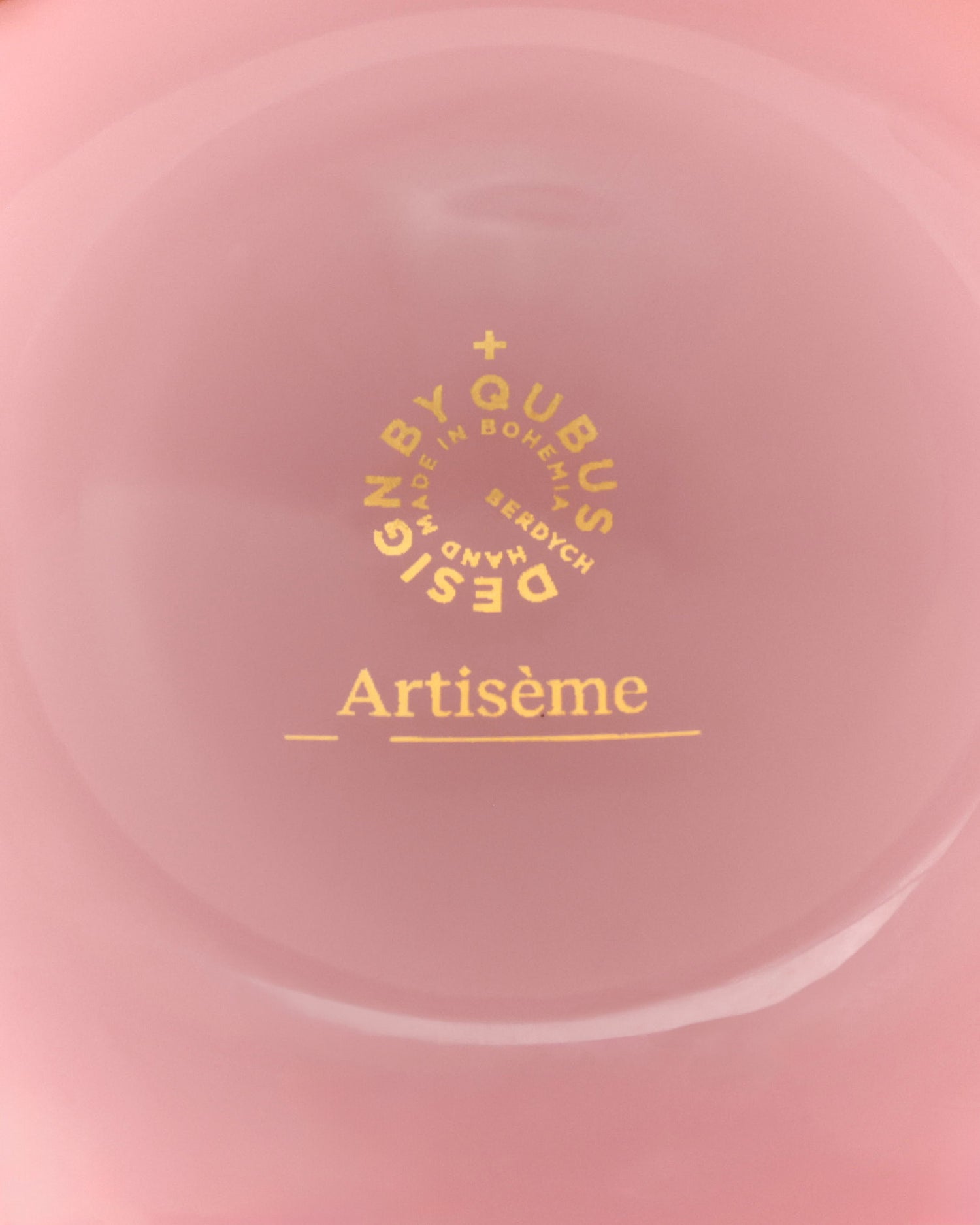 Detail of the pink Unnamed Baby vase showing the Artisème and Qubus logo with a gold design.