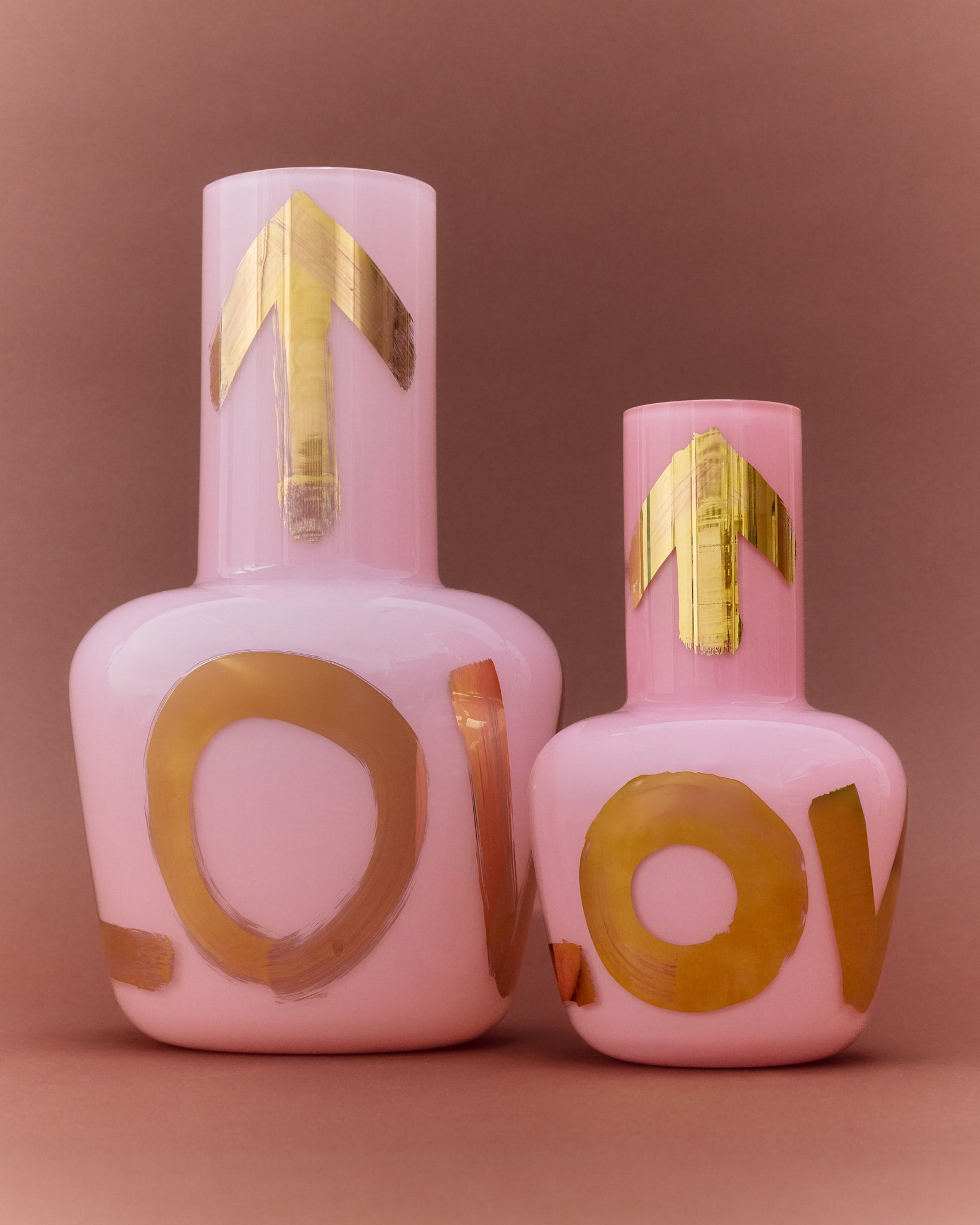 Růžová mini váza Unnamed s ručně psaným nápisem LOVE, design Artisème x QUBUS, limitovaná edice.