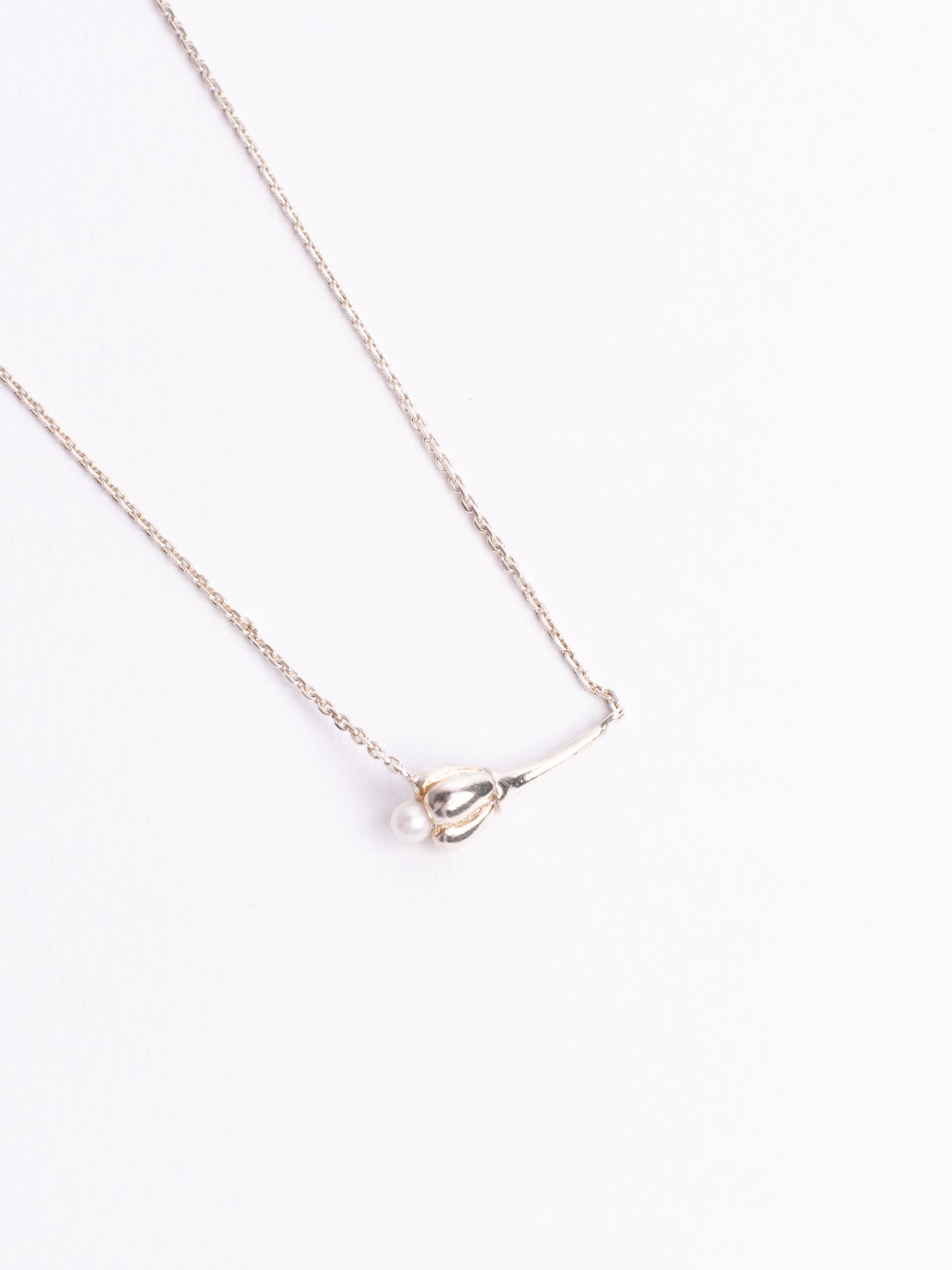 Tiny flower necklace with pearl