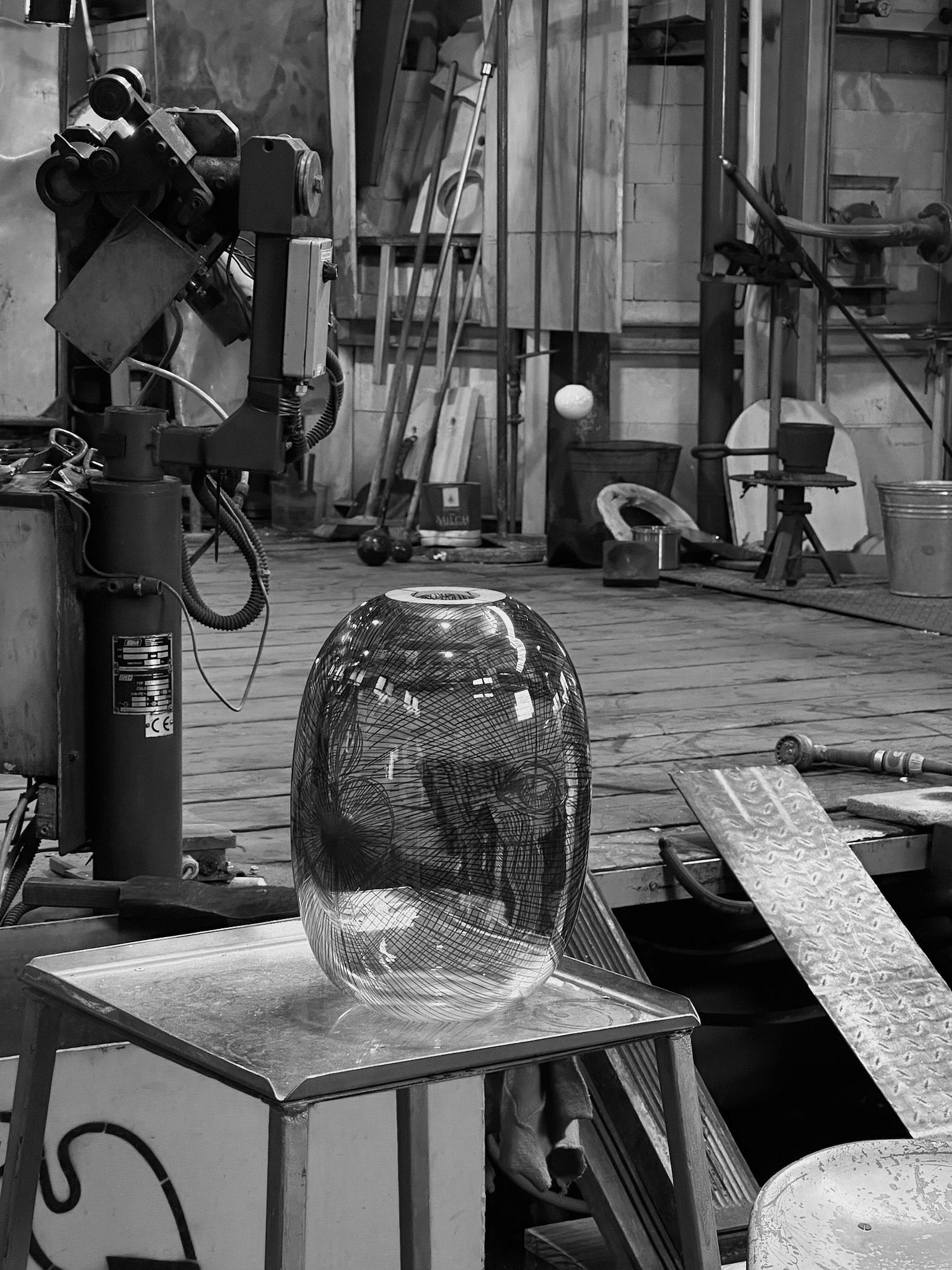 Sacred Bond vase 30 cm