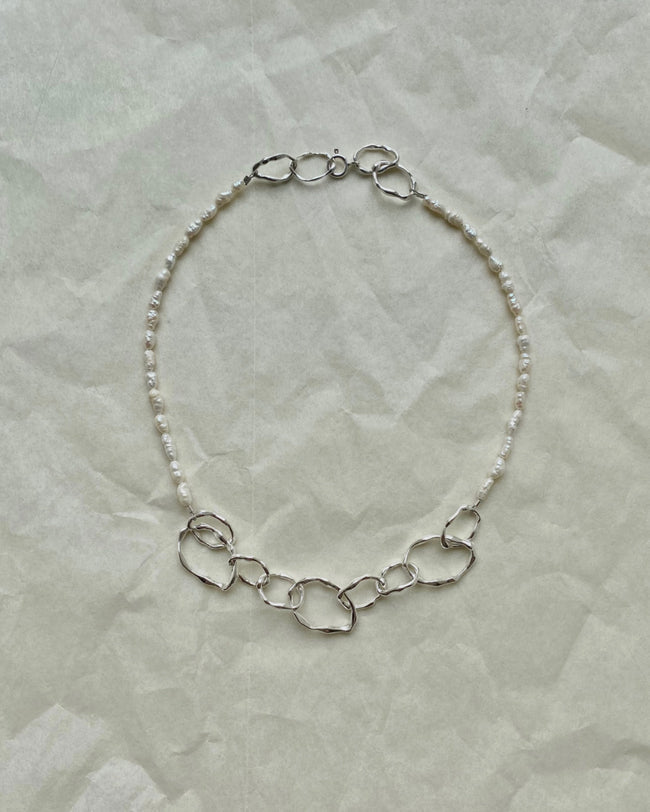 Necklace with chain and pearls