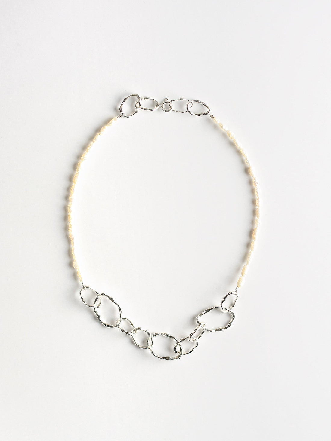 Necklace with chain and pearls