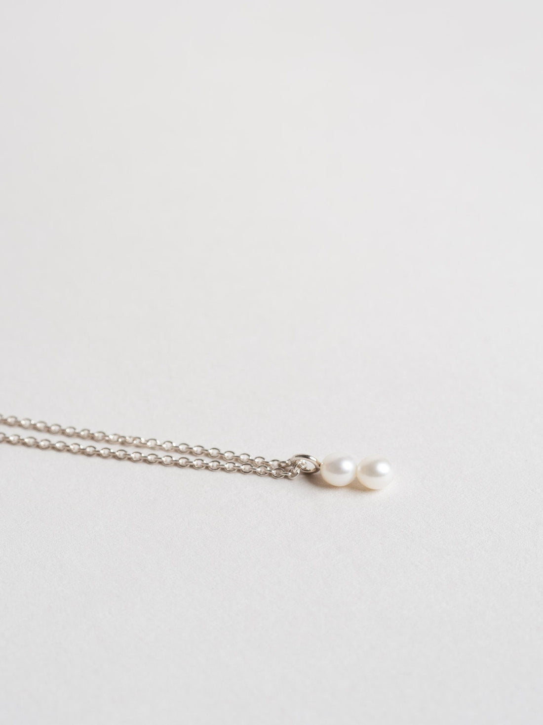 Dvojitý perlový náhrdelník