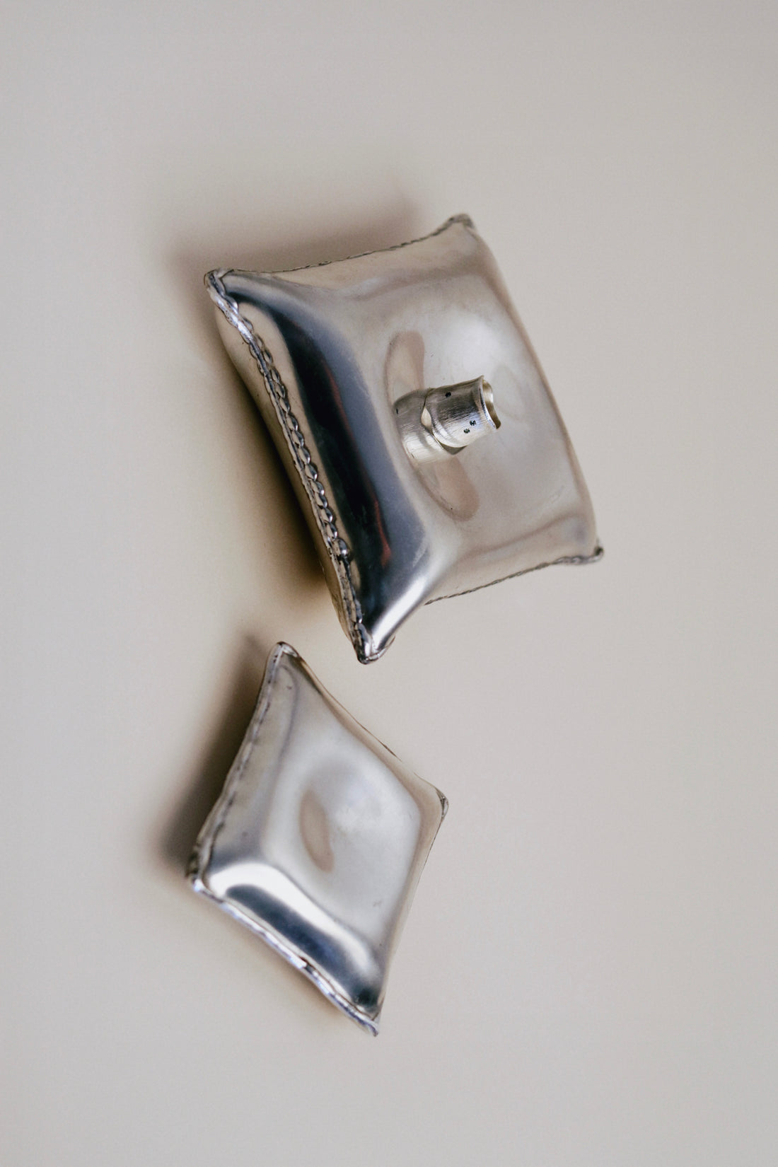 Miska na šperky a drobnosti, ručně vyrobená z hliníku, leštěný povrch, originální design.