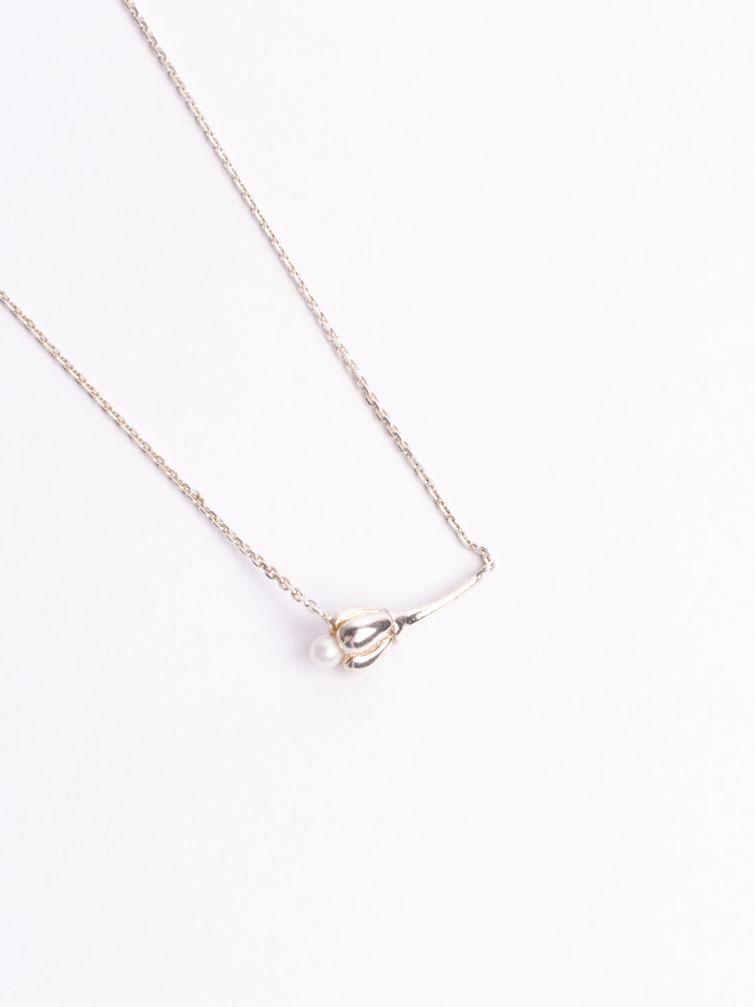 Drobný náhrdelník s květinou a perlou